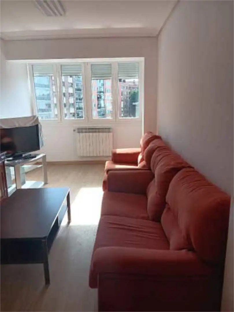 Piso de alquiler en El Pilar Sala de estar de Piso de alquiler en Vitoria - Gasteiz con Calefacción, Trastero y Amueblado