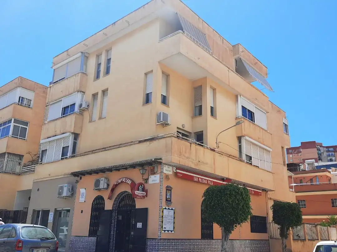 Pis en venda a Calle José Tallaví, 8, Barrio de Ciudad Jardín Vista exterior de Pis en venda en Málaga amb Calefacció, Jardí privat i Terrassa