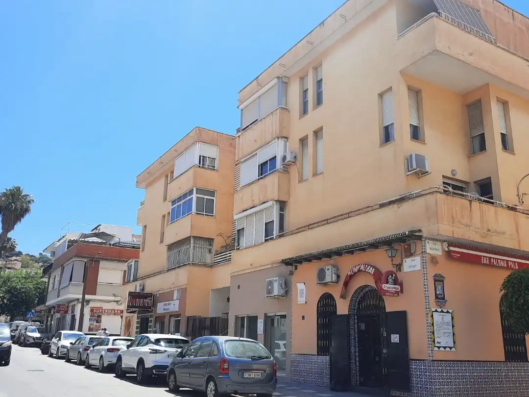Pis en venda a Calle José Tallaví, 8, Barrio de Ciudad Jardín Vista exterior de Pis en venda en Málaga amb Calefacció, Jardí privat i Terrassa