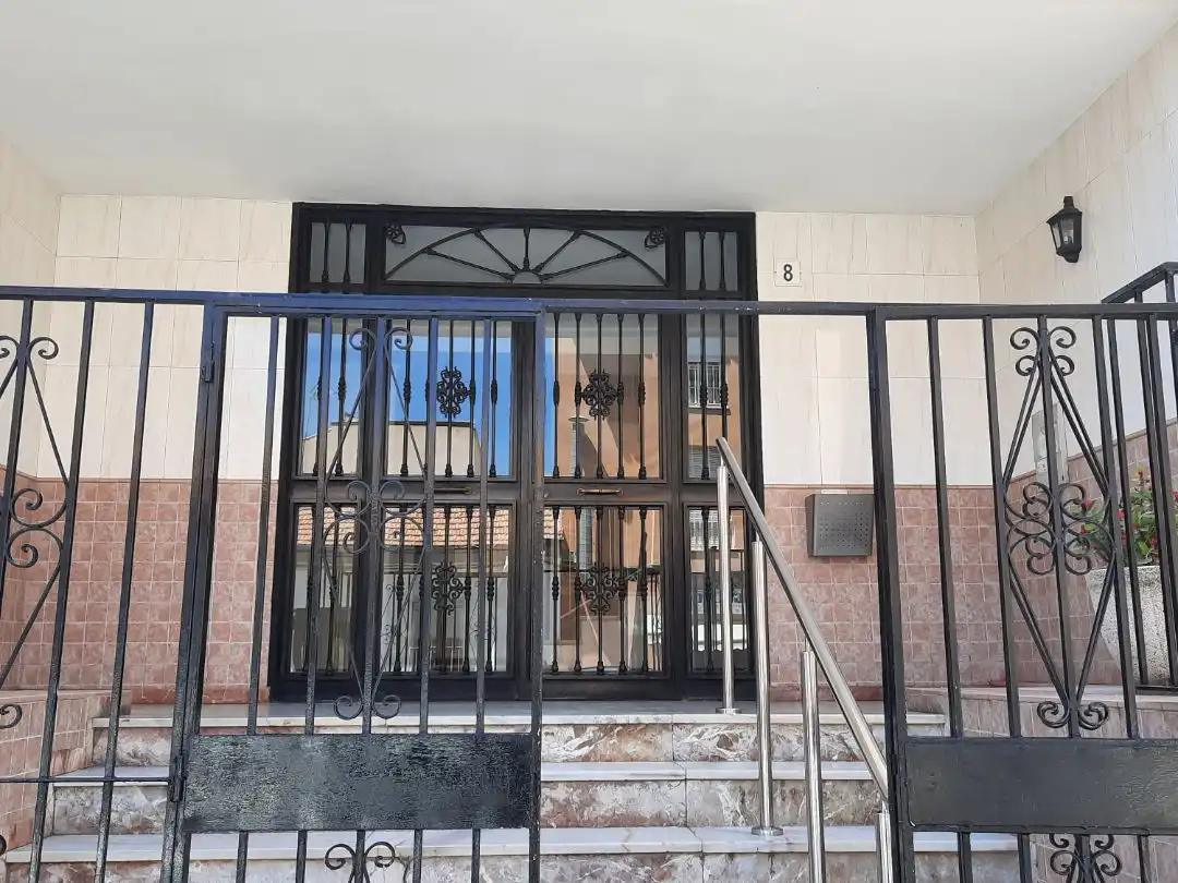 Pis en venda a Calle José Tallaví, 8, Barrio de Ciudad Jardín Vista exterior de Pis en venda en Málaga amb Calefacció, Jardí privat i Terrassa