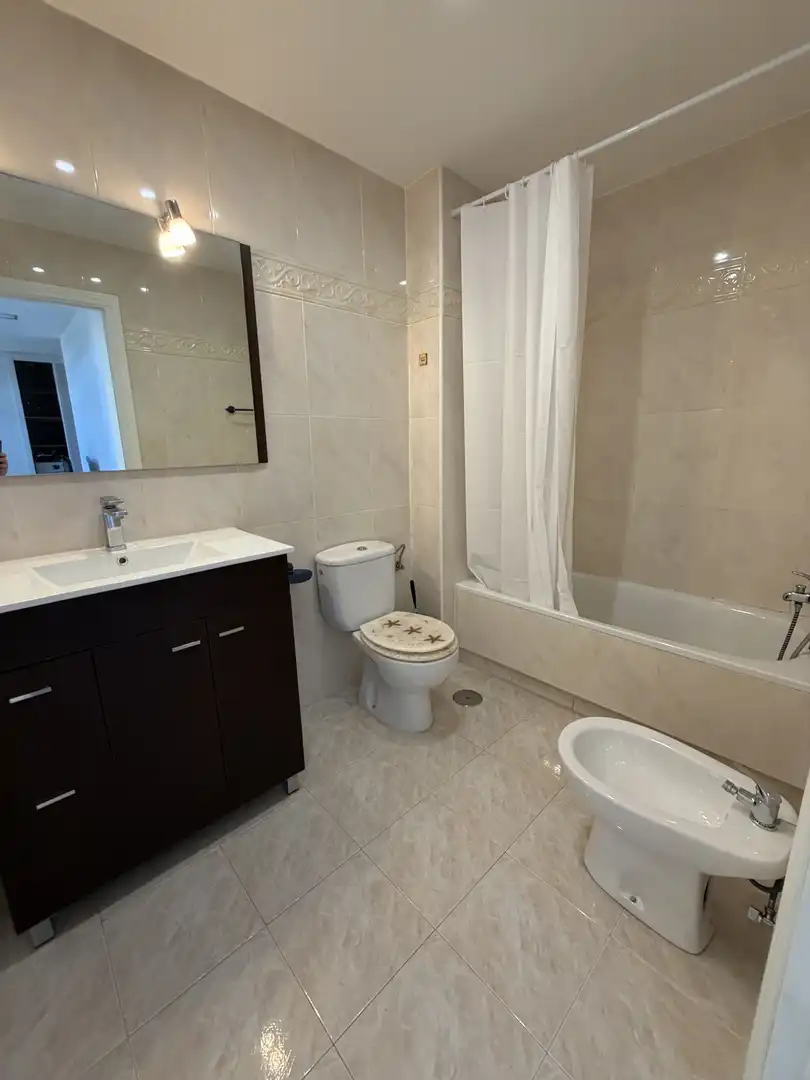 Flat for rent in Avenida Madrid, 23, Valverde de la Virgen Bathroom of Flat for rent in Valverde de la Virgen with Air Conditioner, Heating and Terrace