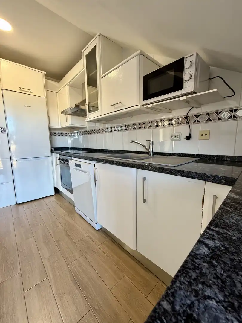 Piso de alquiler en Avenida Madrid, 23, Valverde de la Virgen Cocina de Piso de alquiler en Valverde de la Virgen con Aire acondicionado, Calefacción y Terraza