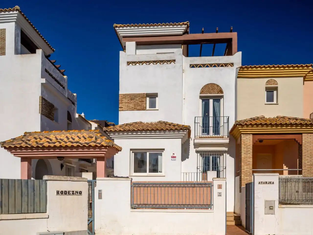 Casa adosada en venda a Calle Atarjea, 3, Zahara Pueblo Vista exterior de Casa adosada en venda en Zahara de los Atunes amb Aire condicionat, Calefacció i Jardí privat