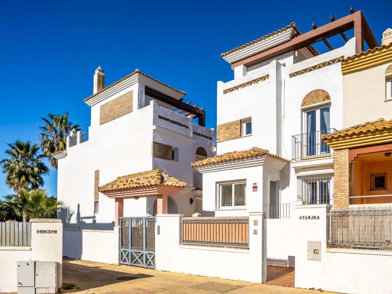 Casa adosada en venda a Calle Atarjea, 3, Zahara Pueblo Vista exterior de Casa adosada en venda en Zahara de los Atunes amb Aire condicionat, Calefacció i Jardí privat