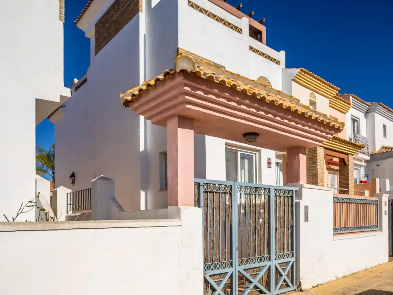 Casa adosada en venda a Calle Atarjea, 3, Zahara Pueblo Vista exterior de Casa adosada en venda en Zahara de los Atunes amb Aire condicionat, Calefacció i Jardí privat