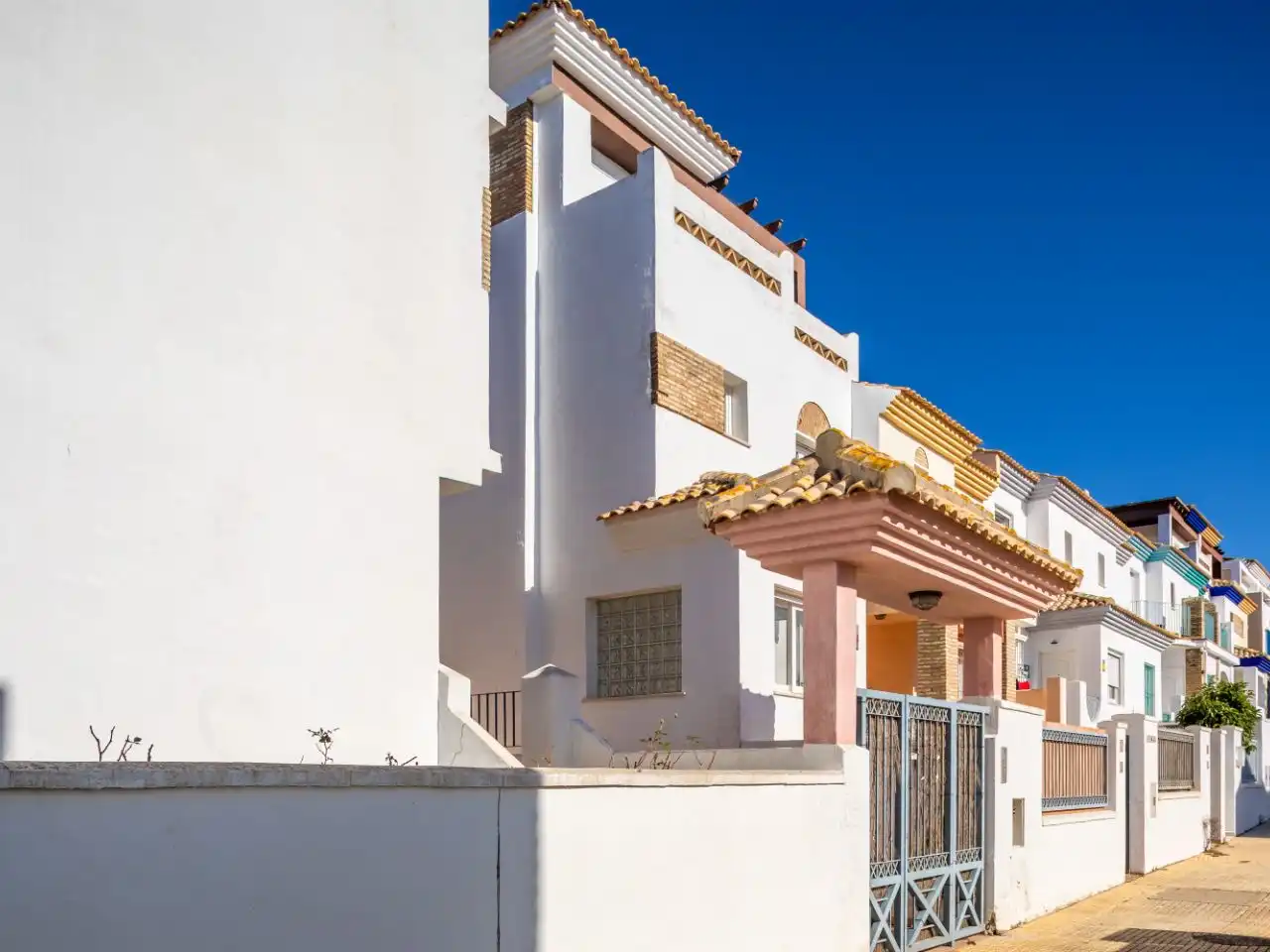 Casa adosada en venda a Calle Atarjea, 3, Zahara Pueblo Vista exterior de Casa adosada en venda en Zahara de los Atunes amb Aire condicionat, Calefacció i Jardí privat