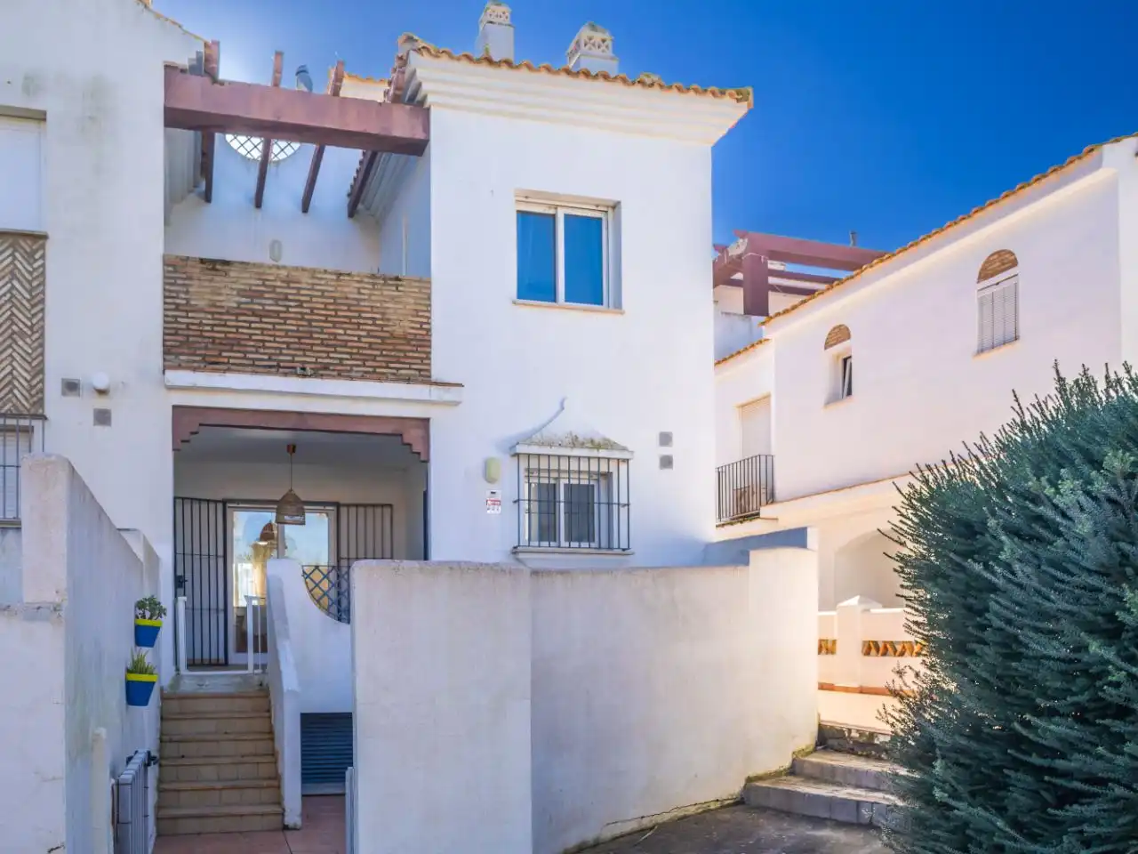 Casa adosada en venda a Calle Atarjea, 3, Zahara Pueblo Vista exterior de Casa adosada en venda en Zahara de los Atunes amb Aire condicionat, Calefacció i Jardí privat
