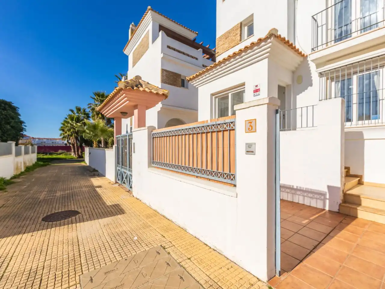 Casa adosada en venda a Calle Atarjea, 3, Zahara Pueblo Vista exterior de Casa adosada en venda en Zahara de los Atunes amb Aire condicionat, Calefacció i Jardí privat