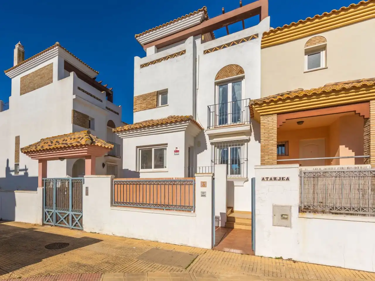 Casa adosada en venda a Calle Atarjea, 3, Zahara Pueblo Vista exterior de Casa adosada en venda en Zahara de los Atunes amb Aire condicionat, Calefacció i Jardí privat