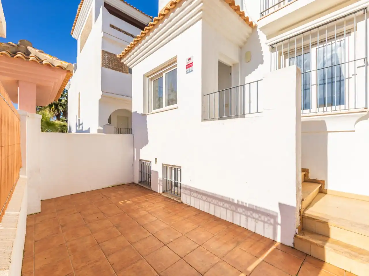 Casa adosada en venda a Calle Atarjea, 3, Zahara Pueblo Vista exterior de Casa adosada en venda en Zahara de los Atunes amb Aire condicionat, Calefacció i Jardí privat