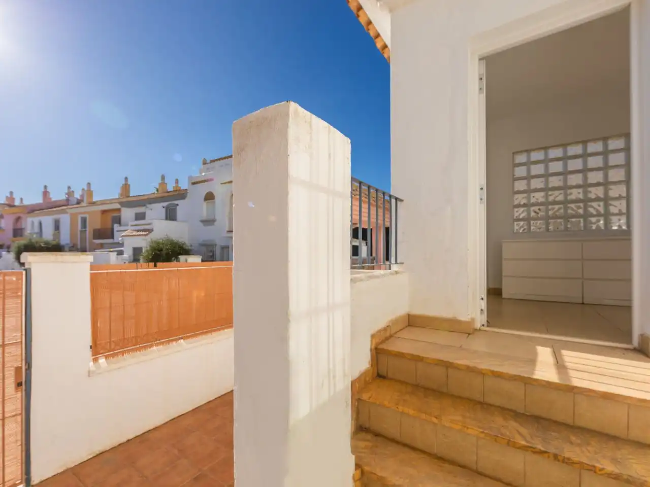 Casa adosada en venda a Calle Atarjea, 3, Zahara Pueblo Terrassa de Casa adosada en venda en Zahara de los Atunes amb Aire condicionat, Calefacció i Jardí privat