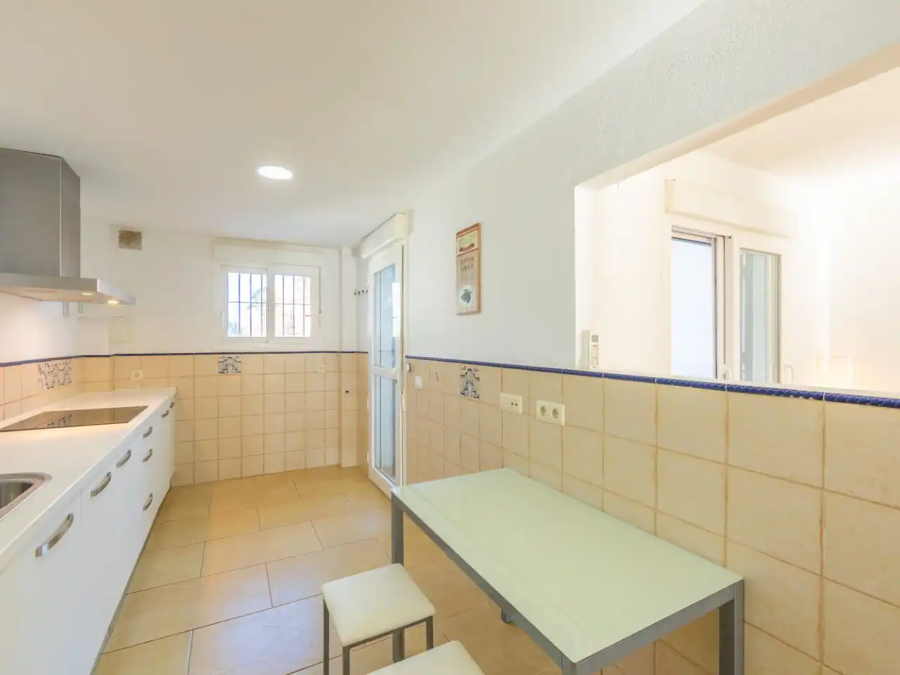 Casa adosada en venda a Calle Atarjea, 3, Zahara Pueblo Cuina de Casa adosada en venda en Zahara de los Atunes amb Aire condicionat, Calefacció i Jardí privat