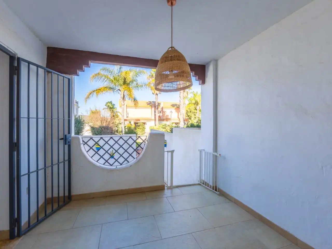 Casa adosada en venda a Calle Atarjea, 3, Zahara Pueblo Terrassa de Casa adosada en venda en Zahara de los Atunes amb Aire condicionat, Calefacció i Jardí privat