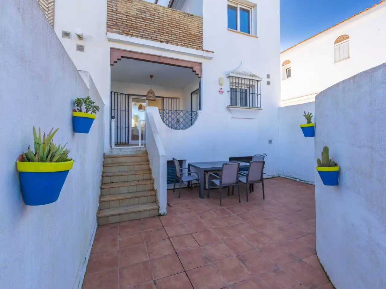 Casa adosada en venda a Calle Atarjea, 3, Zahara Pueblo Terrassa de Casa adosada en venda en Zahara de los Atunes amb Aire condicionat, Calefacció i Jardí privat