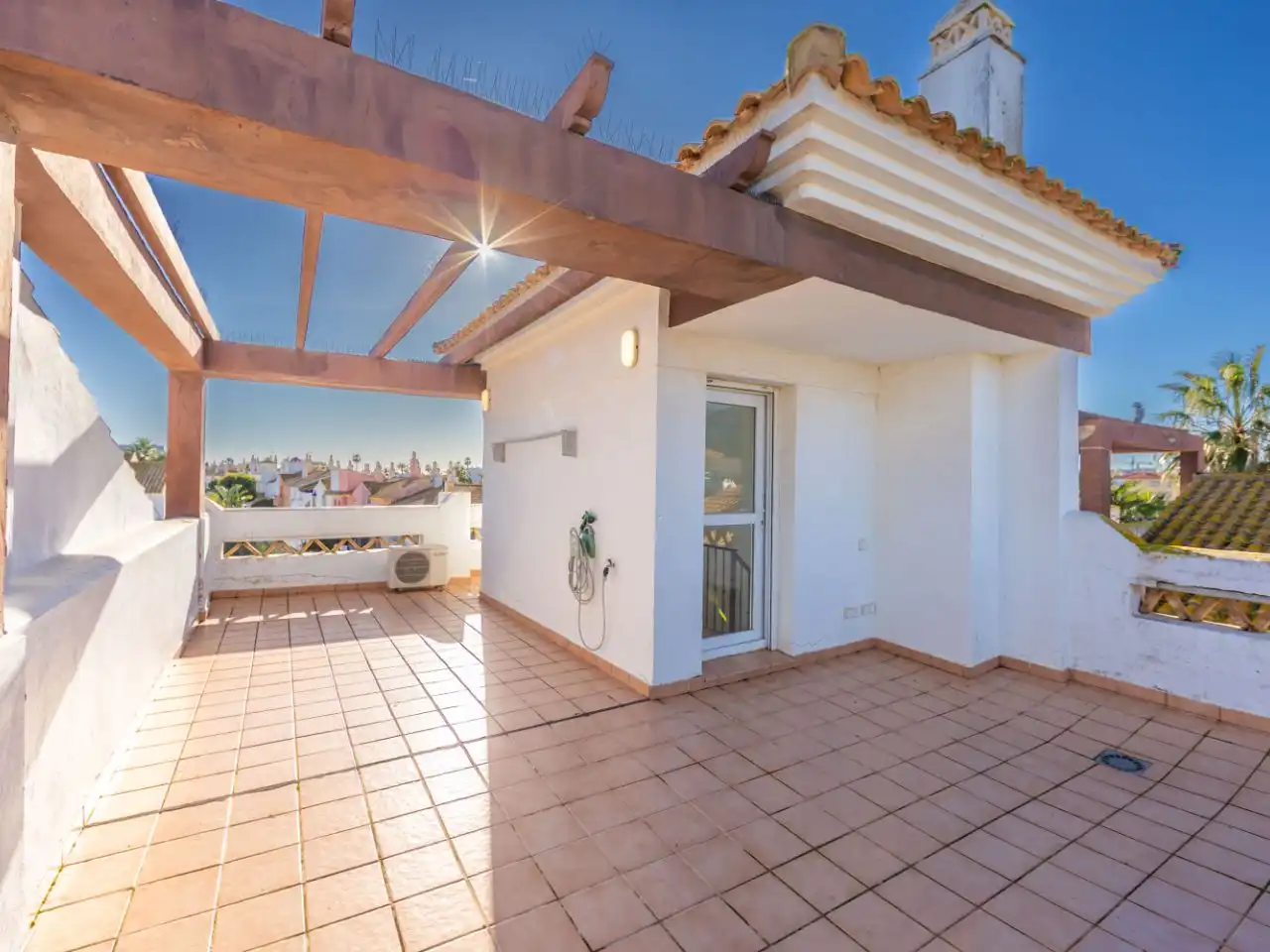 Casa adosada en venda a Calle Atarjea, 3, Zahara Pueblo Terrassa de Casa adosada en venda en Zahara de los Atunes amb Aire condicionat, Calefacció i Jardí privat