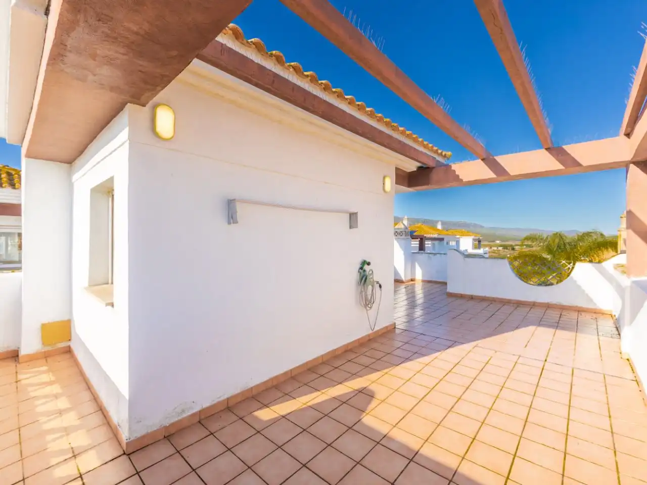 Casa adosada en venda a Calle Atarjea, 3, Zahara Pueblo Terrassa de Casa adosada en venda en Zahara de los Atunes amb Aire condicionat, Calefacció i Jardí privat