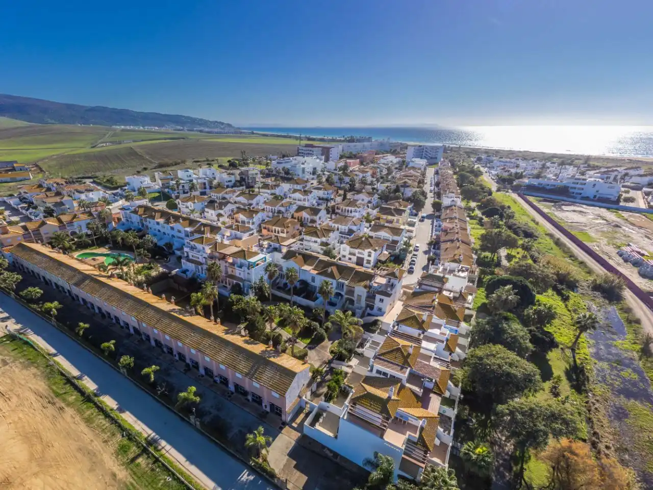 Casa adosada en venda a Calle Atarjea, 3, Zahara Pueblo Vista exterior de Casa adosada en venda en Zahara de los Atunes amb Aire condicionat, Calefacció i Jardí privat
