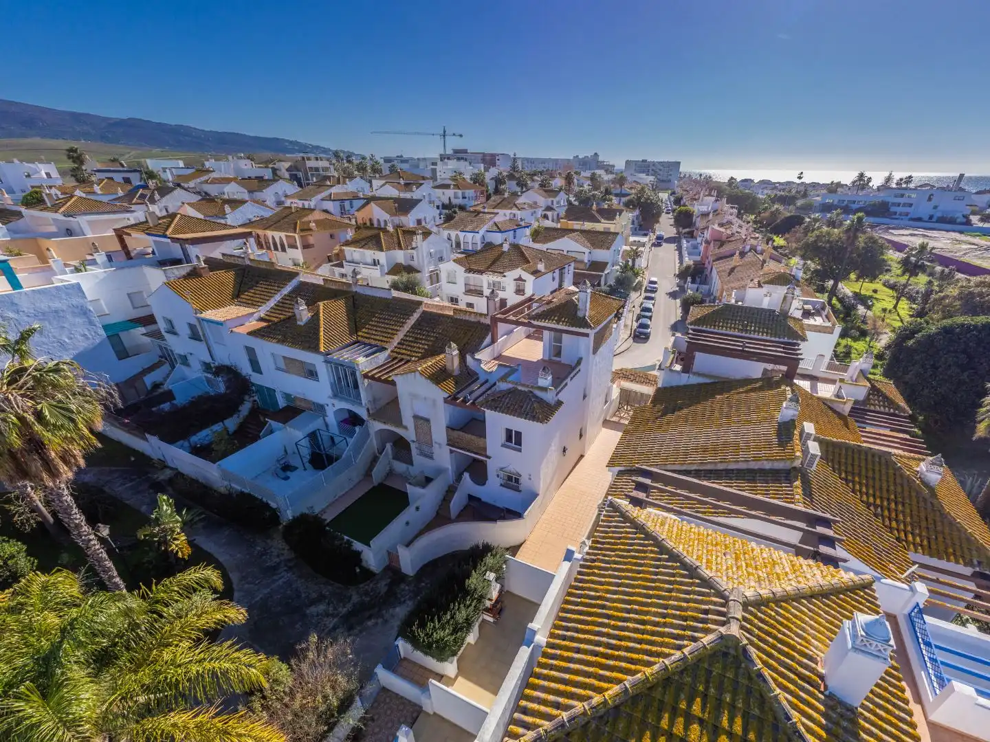 Casa adosada en venda a Calle Atarjea, 3, Zahara Pueblo Vista exterior de Casa adosada en venda en Zahara de los Atunes amb Aire condicionat, Calefacció i Jardí privat