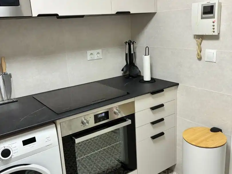 Pis de lloguer a Calle José Manuel Caballero Bonald, 6, Nueva Alcántara Cuina de Pis de lloguer en Marbella amb Aire condicionat, Calefacció i Piscina