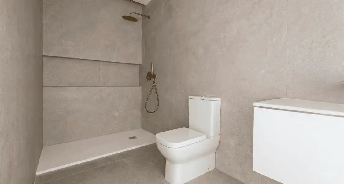 Badezimmer von Wohnungen zur Miete in Cáceres mit Klimaanlage, Heizung und Möbliert