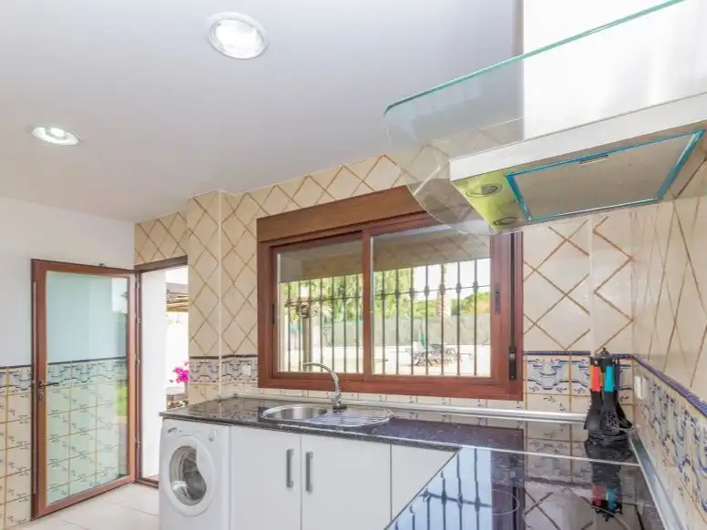 Houses for sale in Martiniano, 35, Roche Kitchen of Houses for sale in Conil de la Frontera with Terrace, Swimming Pool and Balcony