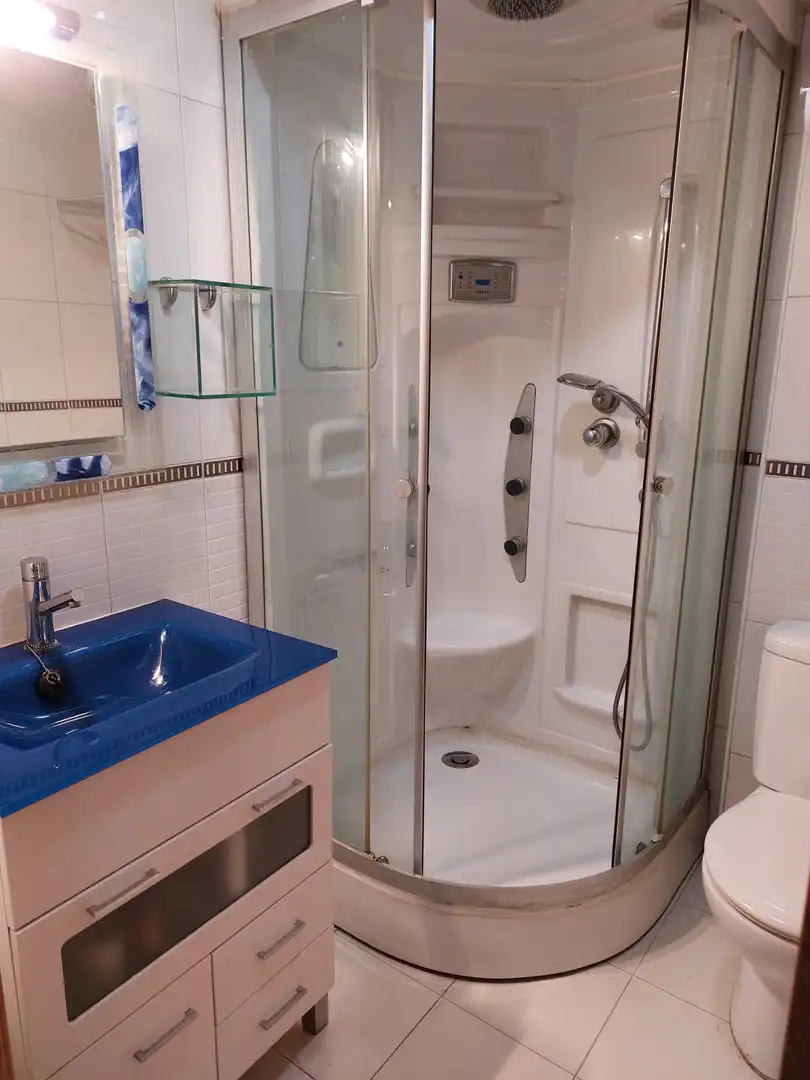 Wohnung zur Miete in Carretera Santander, 92, El Ejido - Santa Ana Badezimmer von Wohnung zur Miete in León Capital mit Heizung, Privatgarten und Möbliert