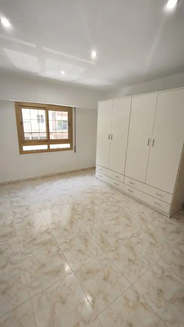 Wohnung zum Verkauf in Carrer de Josep D'orga, 2, Ciutat Jardí Schlafzimmer von Wohnung zum Verkauf in Valencia Capital mit Klimaanlage und Balkon