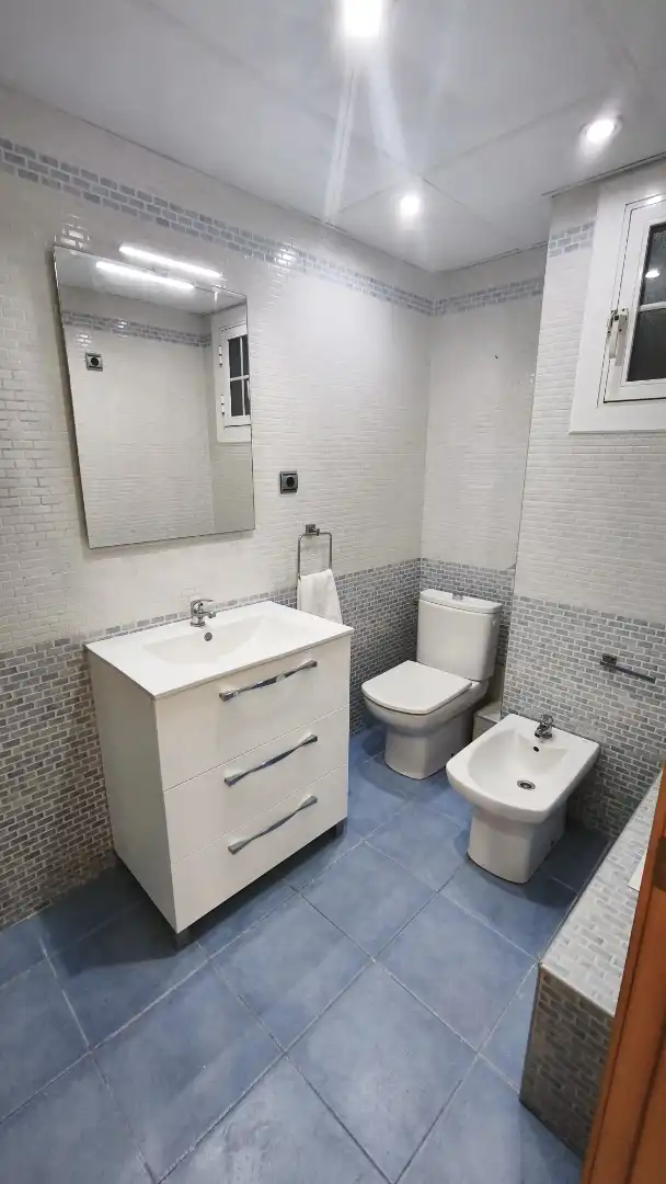 Wohnung zum Verkauf in Carrer de Josep D'orga, 2, Ciutat Jardí Badezimmer von Wohnung zum Verkauf in Valencia Capital mit Klimaanlage und Balkon