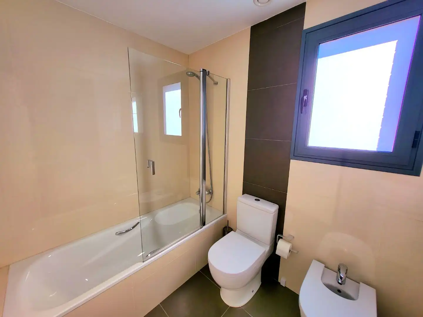 Flat for rent in Maestro José Garberí Serrano, 18, Playa de San Juan - El Cabo de las Huertas Bathroom of Flat for rent in Alicante / Alacant with Air Conditioner and Balcony