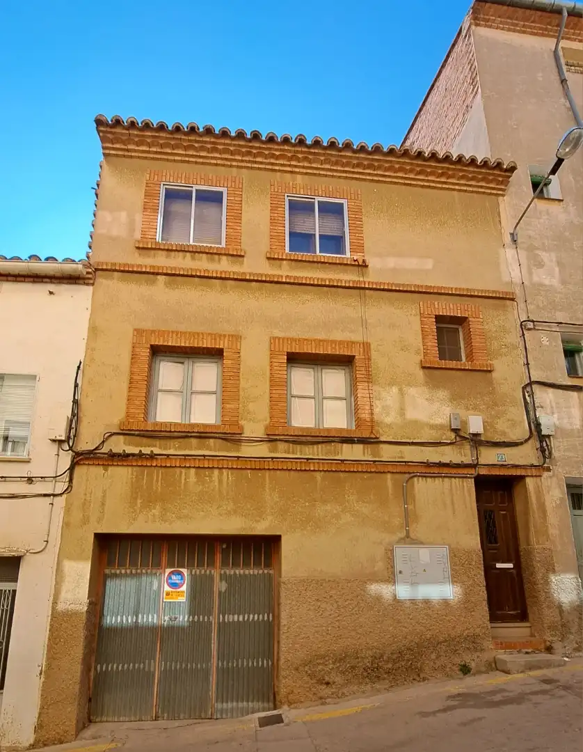 Vista exterior de Casa adosada en venda en Teruel amb Terrassa i Balcó