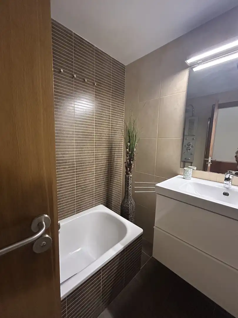 Badezimmer von Wohnung zur Miete in Ponteceso mit Heizung, Parkett und Möbliert