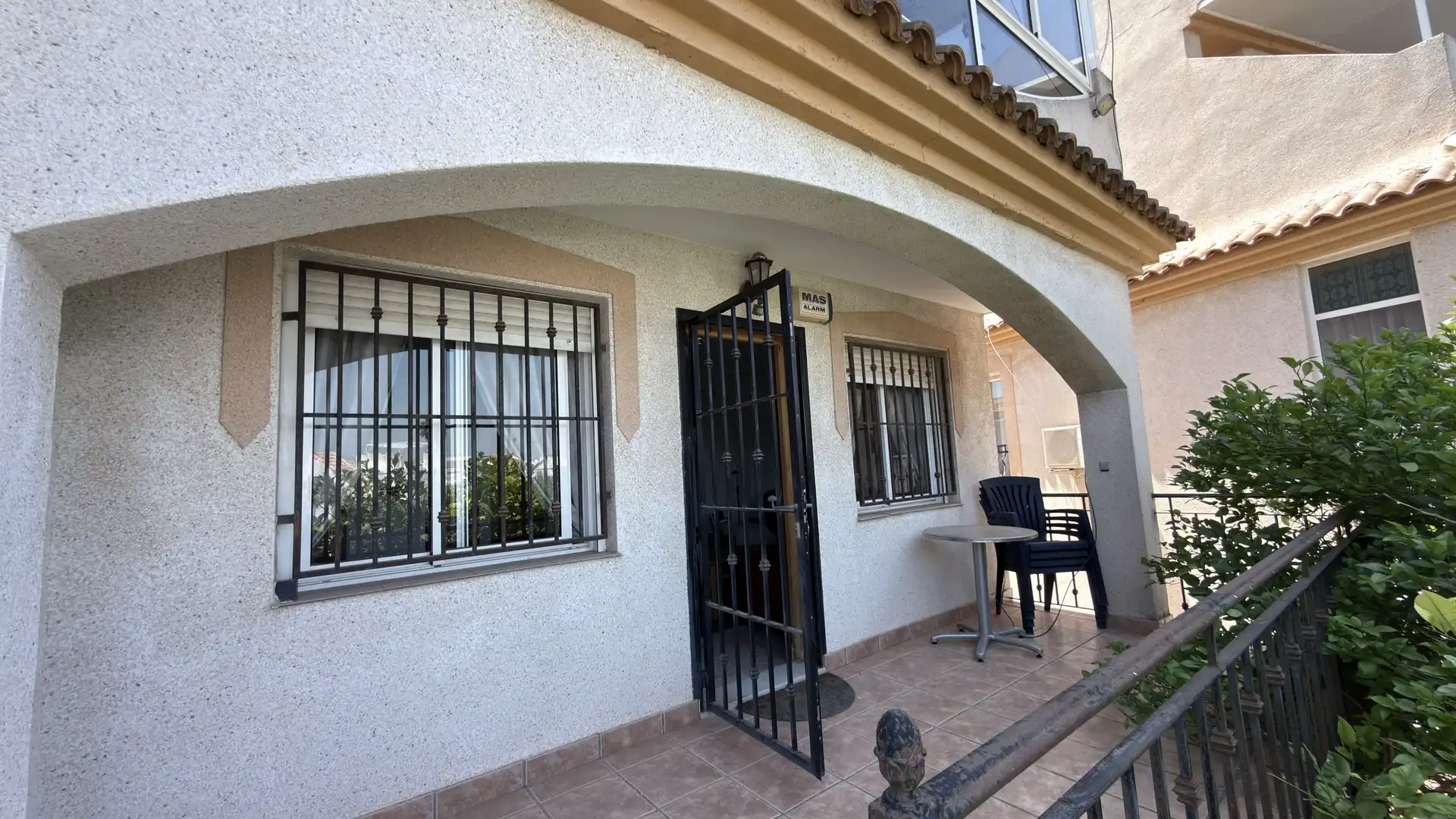Vista exterior de Casa adosada en venda en Orihuela amb Aire condicionat, Calefacció i Terrassa