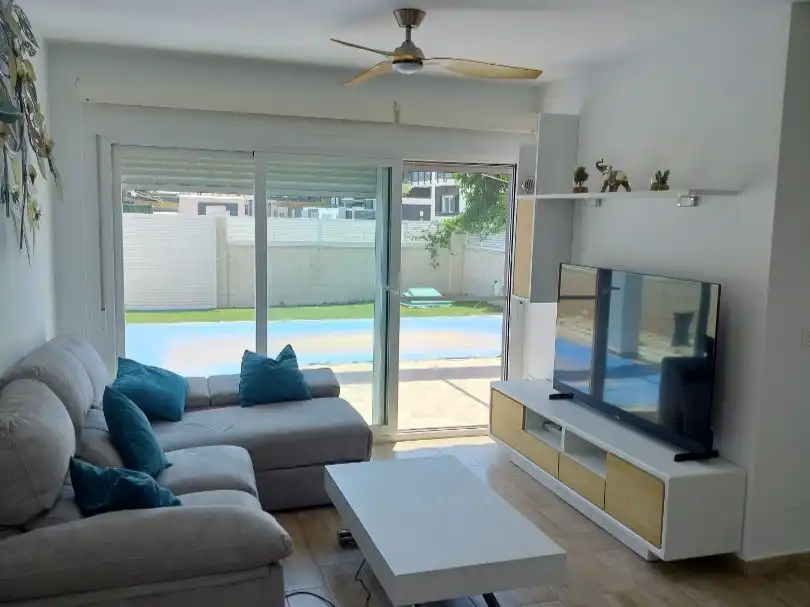 Sala de estar de Casa adosada de alquiler en Santa Pola con Aire acondicionado, Terraza y Piscina