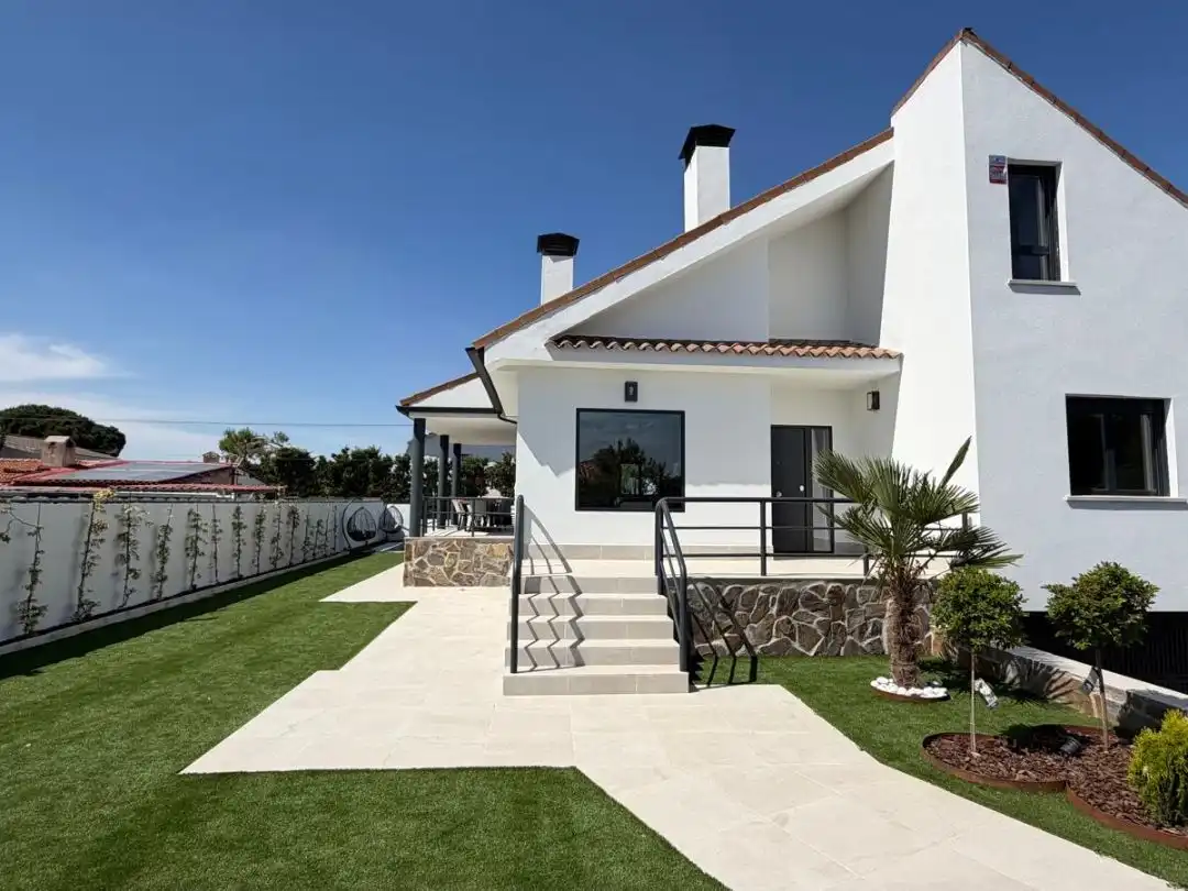 Vista exterior de Casa o xalet en venda en Paracuellos de Jarama amb Calefacció, Jardí privat i Terrassa