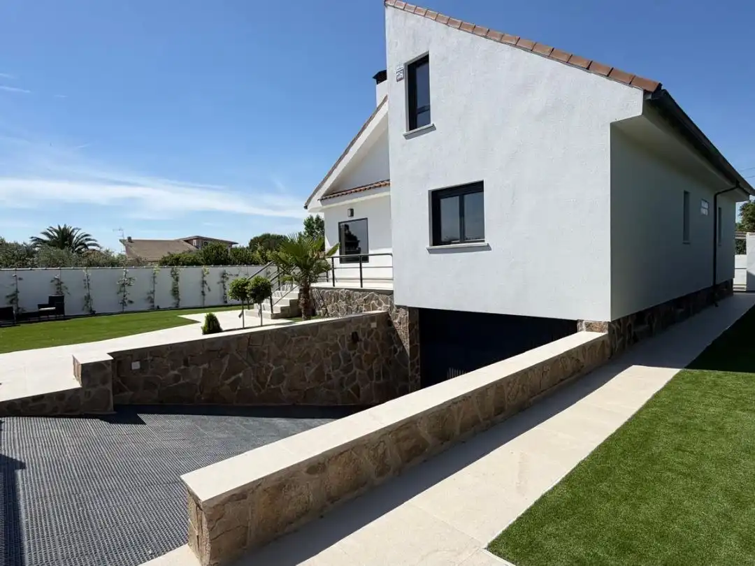 Vista exterior de Casa o xalet en venda en Paracuellos de Jarama amb Calefacció, Jardí privat i Terrassa