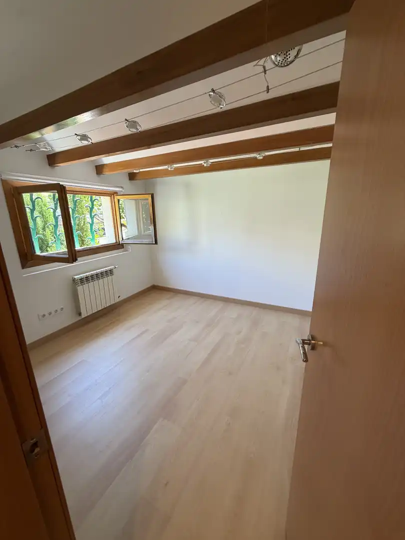 Erdgeschoss zur Miete in Passatge de Forasté, 15, El Putget i el Farró Schlafzimmer von Erdgeschoss zur Miete in Barcelona Capital mit Klimaanlage und Terrasse