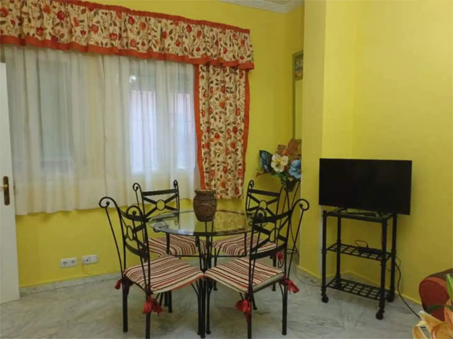 Apartamento de alquiler en Alfalfa - Santa Cruz Comedor de Apartamento de alquiler en Sevilla con Calefacción, Jardín privado y Amueblado