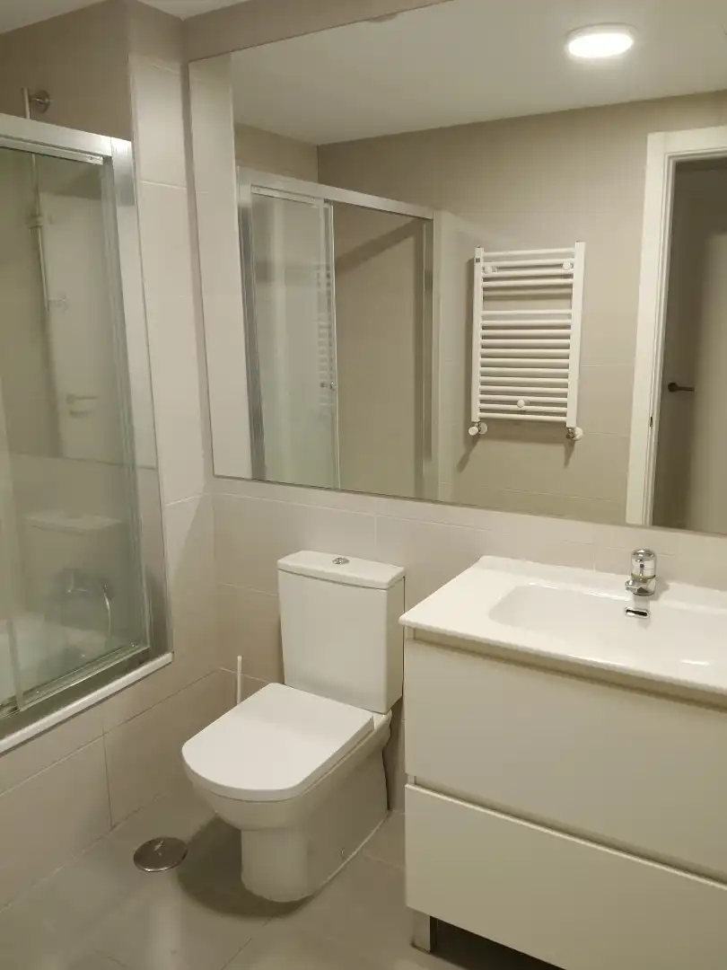 Piso en venta en Calle Miguel de Molina, Centro Baño de Piso en venta en Rivas-Vaciamadrid con Calefacción, Terraza y Trastero