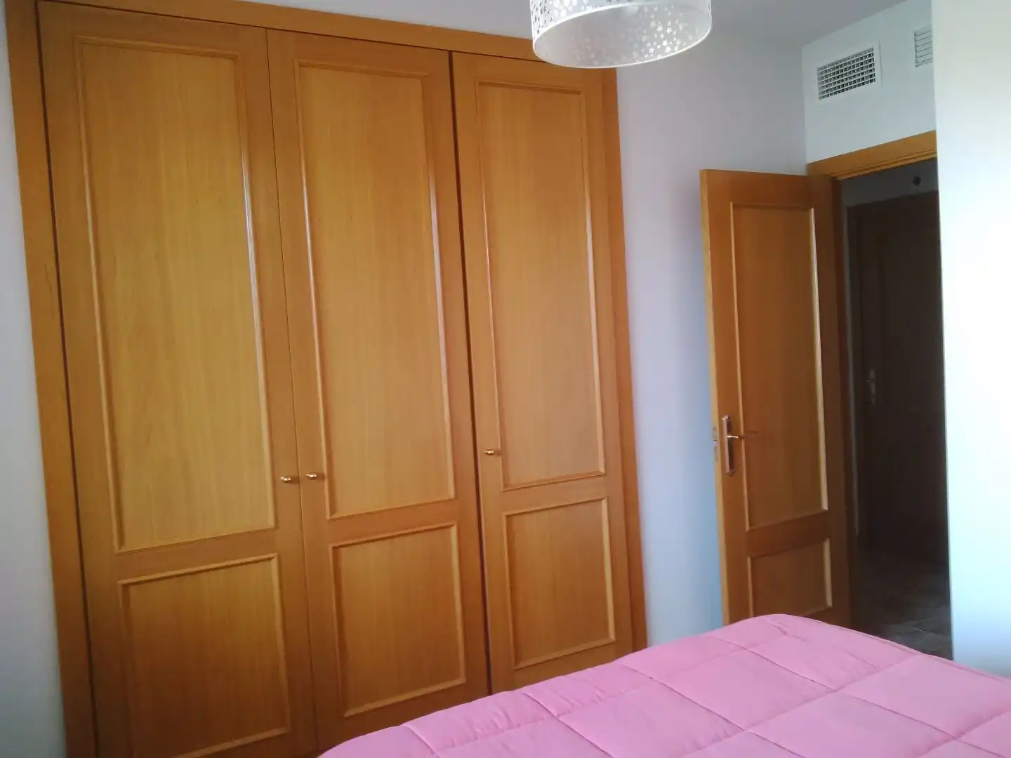 Pis de lloguer a Carrer Xaloc, 8, Mirador de la Cala - Benimar Dormitori de Pis de lloguer en Villajoyosa / La Vila Joiosa amb Aire condicionat, Calefacció i Terrassa