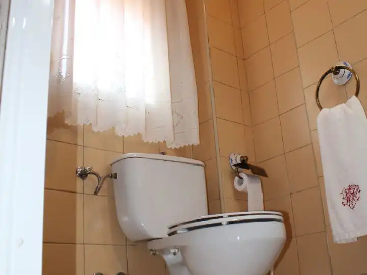 Piso en venta en Calle Nuestra Senora de las Nieves, 26, Santa Bárbara Baño de Piso en venta en Toledo con Aire acondicionado, Calefacción y Terraza