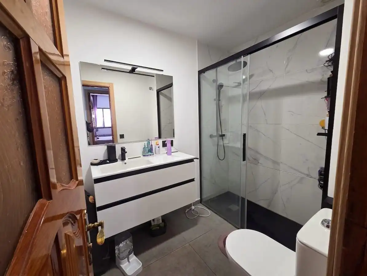 Piso en venta en Calle Bentejuí, 1, San Bartolomé Interior Baño de Piso en venta en San Bartolomé de Tirajana con Aire acondicionado, Terraza y Trastero