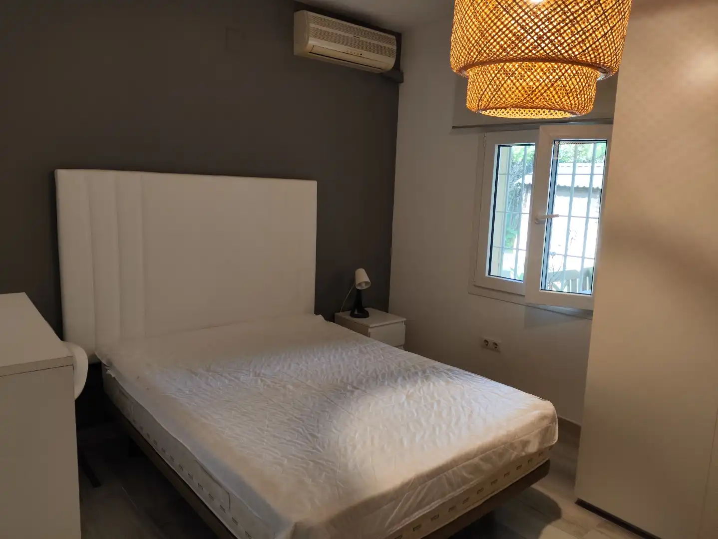 Dormitori de Apartament de lloguer en Montequinto amb Aire condicionat, Calefacció i Jardí privat