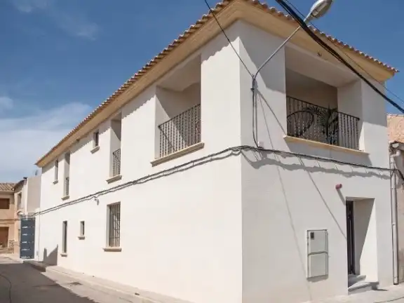 Außenansicht von Einfamilien-Reihenhaus zum Verkauf in El Pinós / Pinoso mit Terrasse