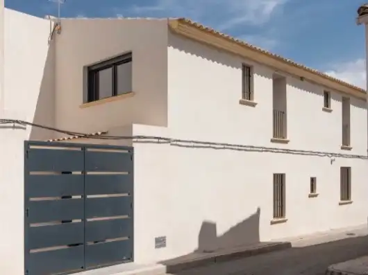 Außenansicht von Einfamilien-Reihenhaus zum Verkauf in El Pinós / Pinoso mit Terrasse