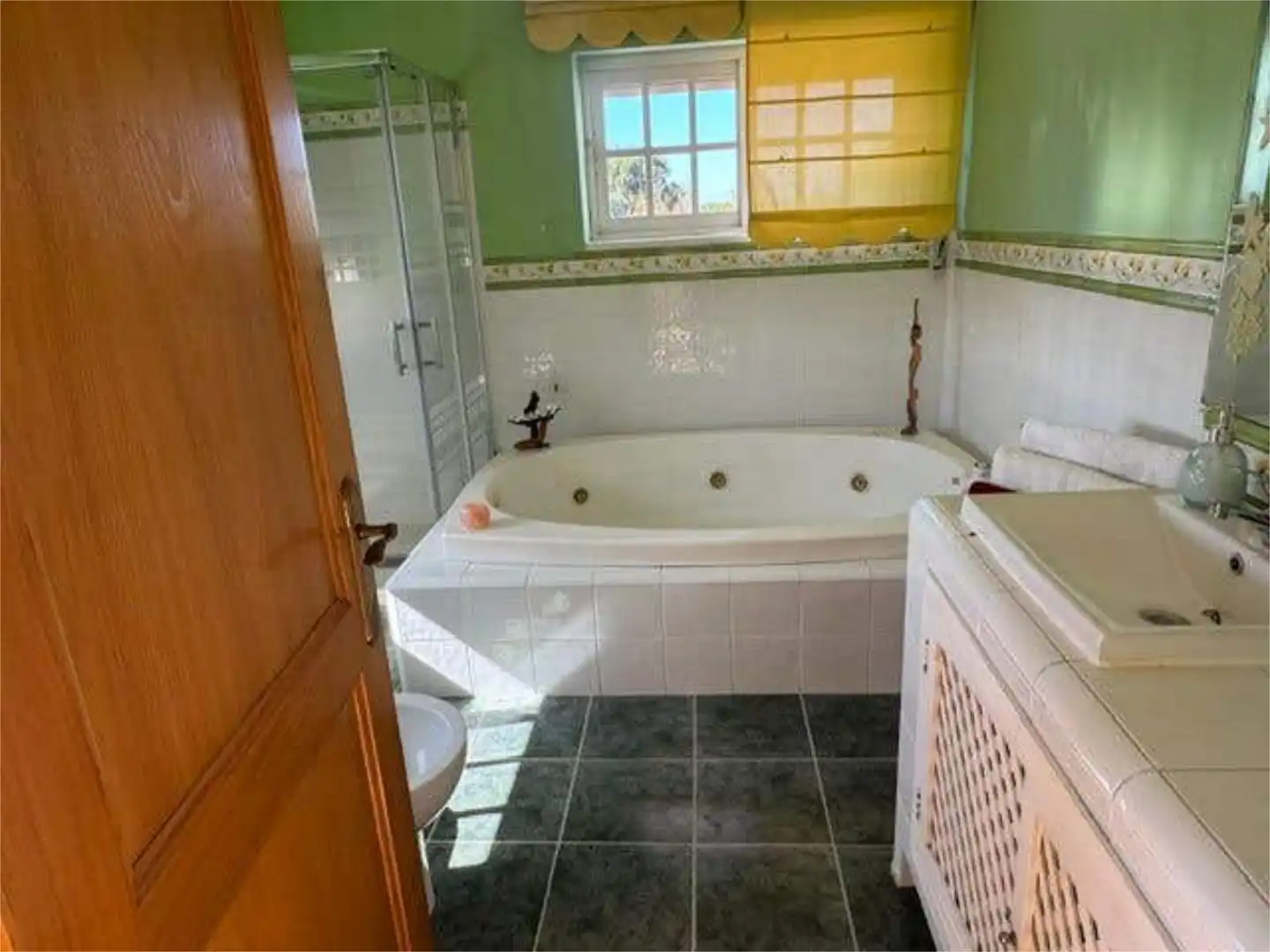 Casa adosada en venta en Peñas Albas - Zulema Baño de Casa adosada en venta en Villalbilla con Terraza y Piscina