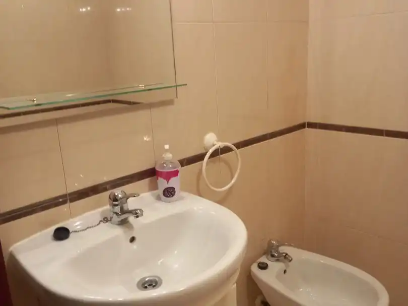 Flat for rent in Calle Bajada de la Universidad, 1, Universidad Bathroom of Flat for rent in Ávila with Heating, Parquet flooring and Furnished