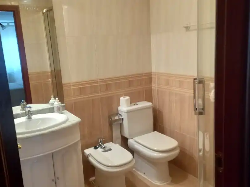 Flat for rent in Calle Bajada de la Universidad, 1, Universidad Bathroom of Flat for rent in Ávila with Heating, Parquet flooring and Furnished