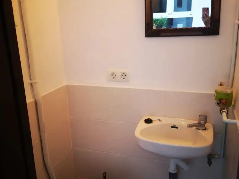 Flat for rent in Calle Santa Escolástica, San Matías - Realejo Bathroom of Flat for rent in Granada with Air Conditioner, Heating and Terrace