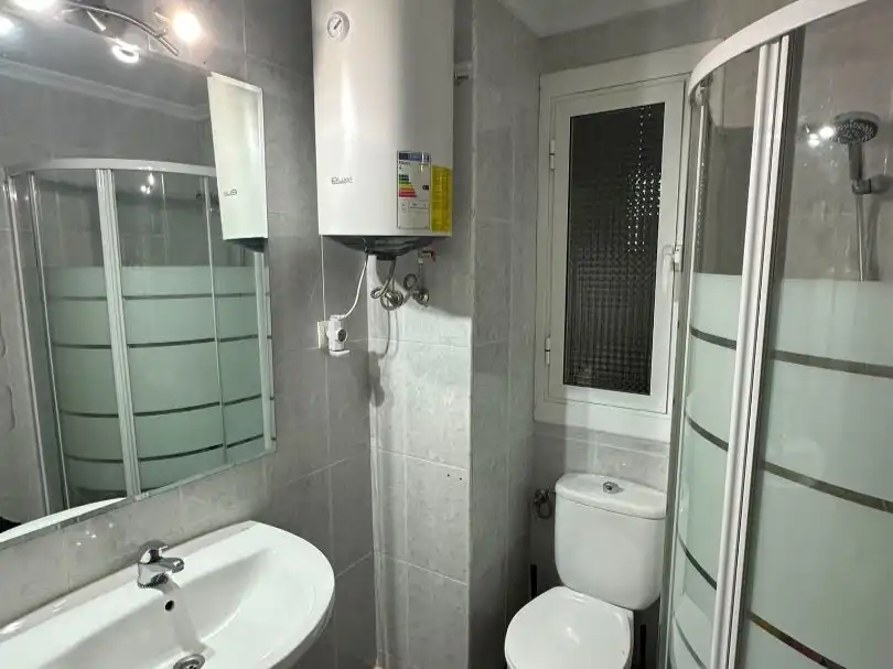 Wohnung zur Miete in Carrer de Cadis, 88, Russafa Badezimmer von Wohnung zur Miete in Valencia Capital mit Klimaanlage und Balkon