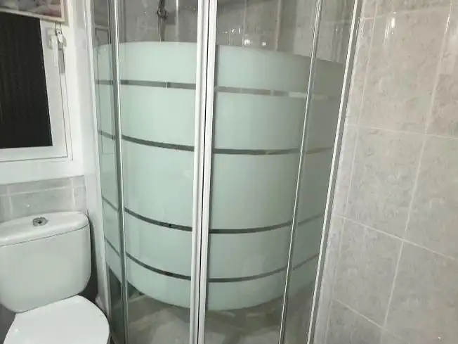 Wohnung zur Miete in Carrer de Cadis, 88, Russafa Badezimmer von Wohnung zur Miete in Valencia Capital mit Klimaanlage und Balkon